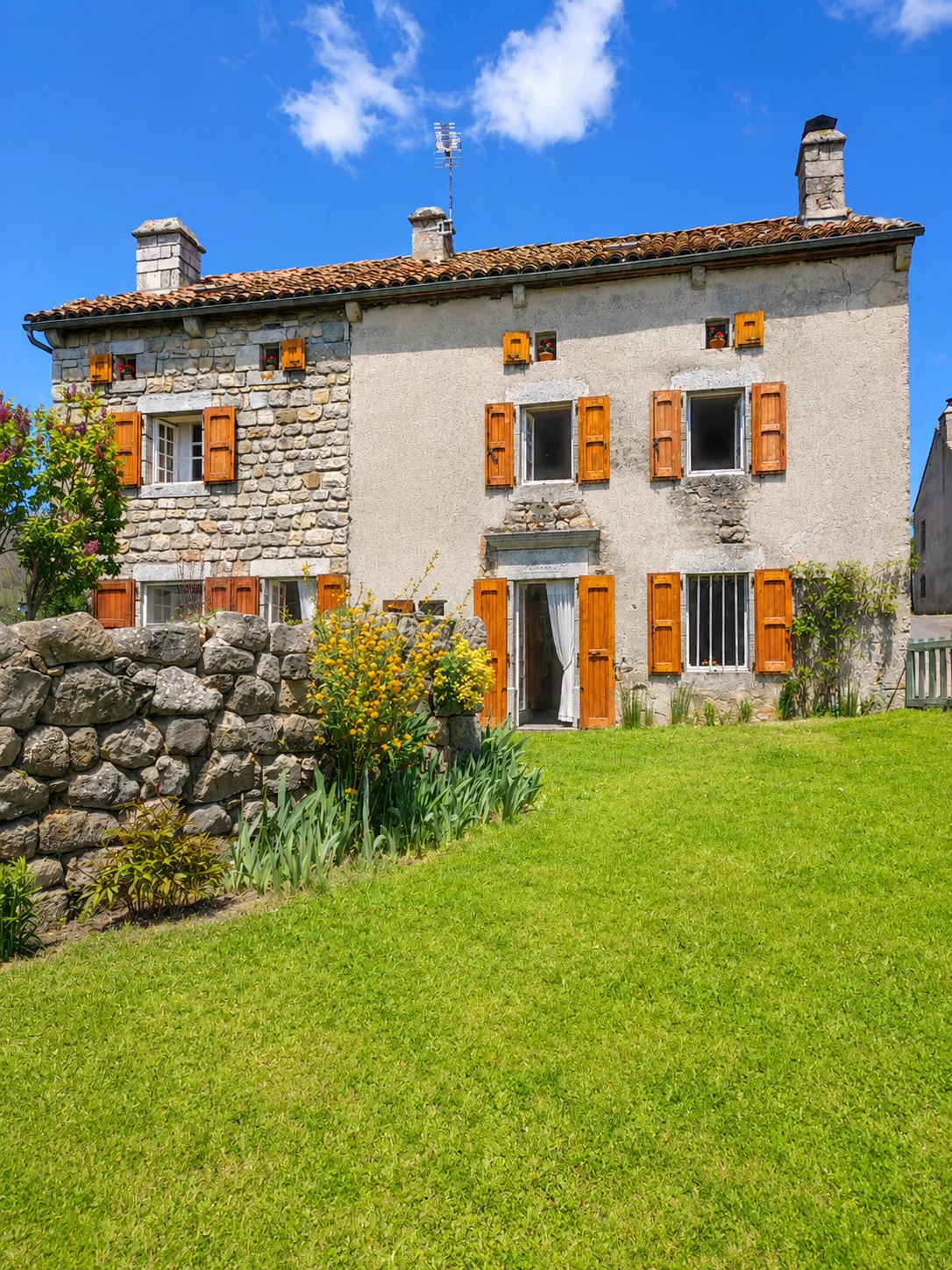 Façade en pierre côté jardin — maison en pierre à La Vialette