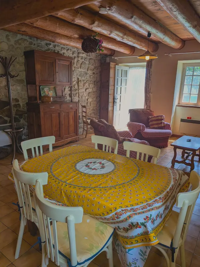 Salon / salle à manger — maison à vendre à La Vialette