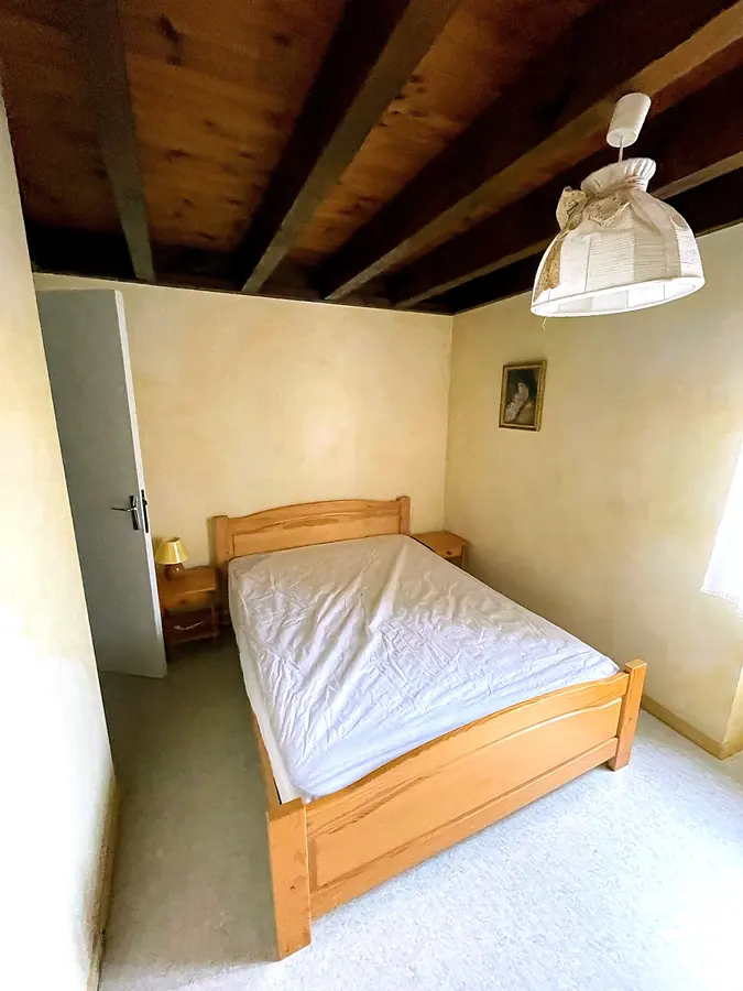 Chambre à l’étage — maison à vendre à La Vialette