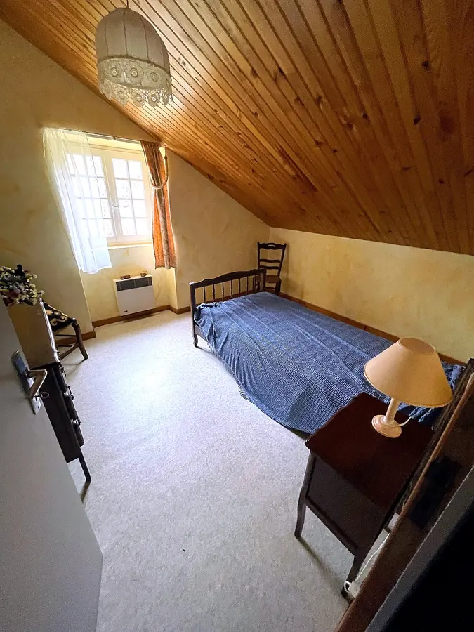 Chambre sous pente — maison à vendre à La Vialette