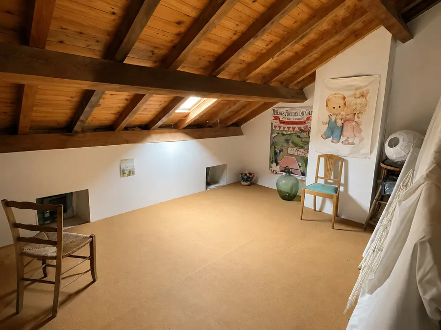 Pièce sous pente — maison à vendre à La Vialette