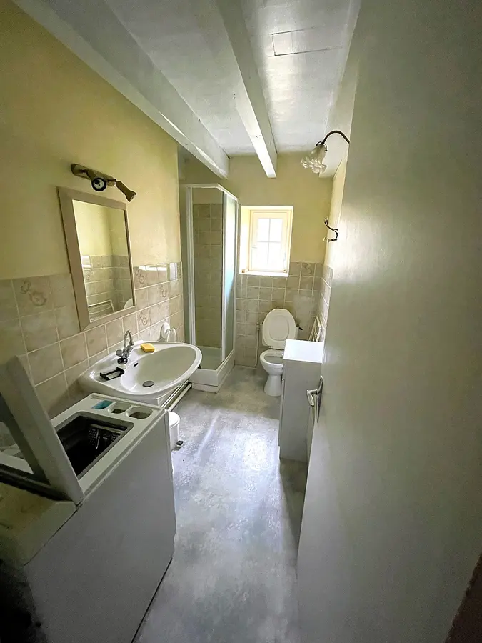 Salle d’eau — maison à vendre à La Vialette
