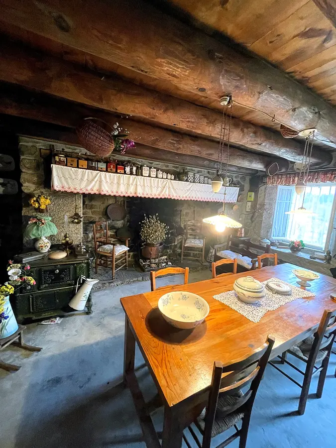 Ancienne maison — pièce avec cheminée